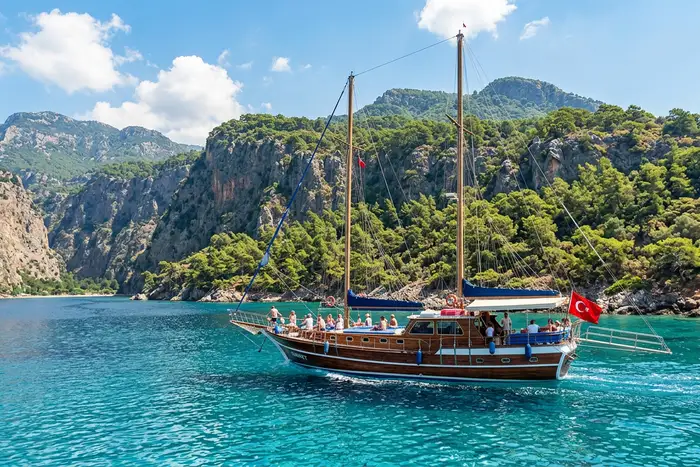 Ölüdeniz tekne turu – Kelebekler Vadisi ve saklı koylarda mavi yolculuk | Fly Laputa